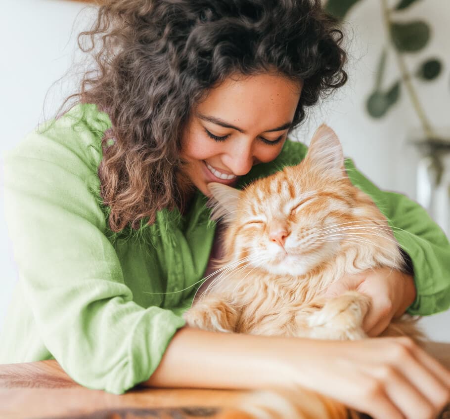 Mujer abrazando a su gato
